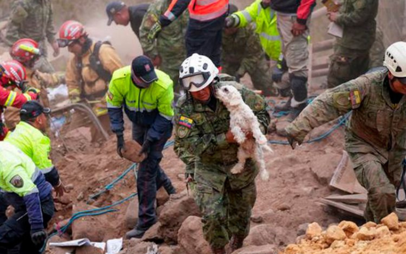 ECUADOR: DERRUMBE DEJA 7 MUERTOS Y 64 DESAPARECIDAS