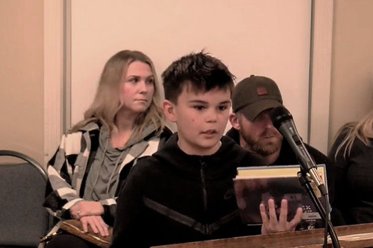 NIÑO SE ENFRENTA A SU ESCUELA POR TENER MATERIAL PORNOGRAFICO