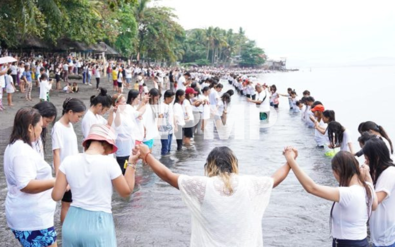 Realizaron numeroso bautismo evangélico en la playa de Filipinas