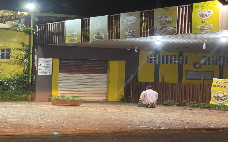 DUEÑO DE PANADERÍA ORA FRENTE A SU NEGOCIO ANTES DE ABRIRLO