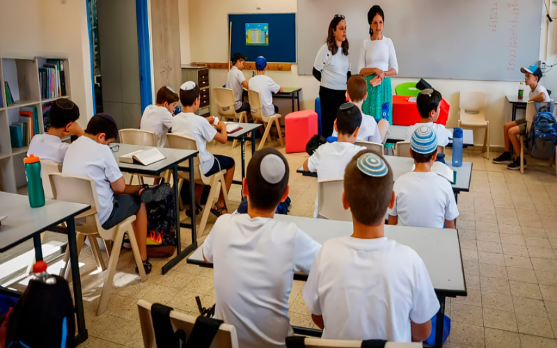 ISRAEL AÑADIÓ EL ESTUDIO DE LA BIBLIA EN LOS COLEGIOS