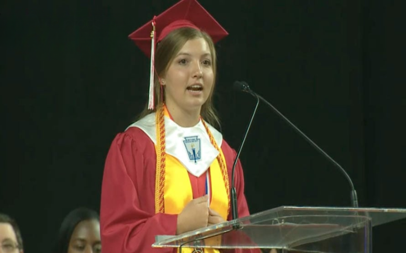 VALIENTE ESTUDIANTE PREDICA LA PALABRA DE DIOS EN SU GRADUACIÓN