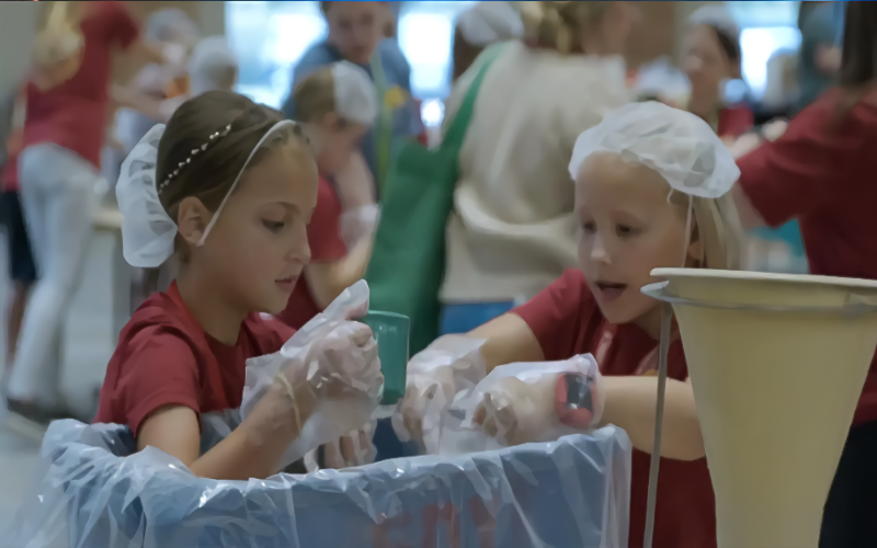 TEXAS JÓVENES DE UNA IGLESIA AYUDARON A EMPACAR ALIMENTOS