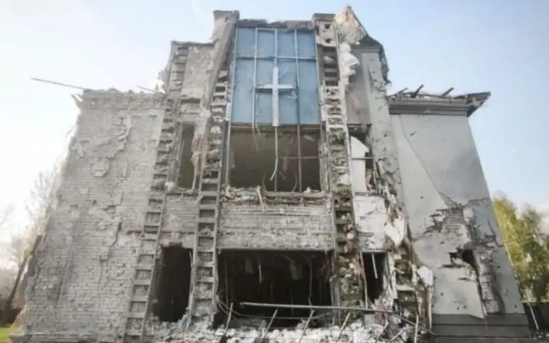 ATAQUE RUSO CONTRA UNA IGLESIA DEJA UN PADRE Y SU HIJA MUERTOS