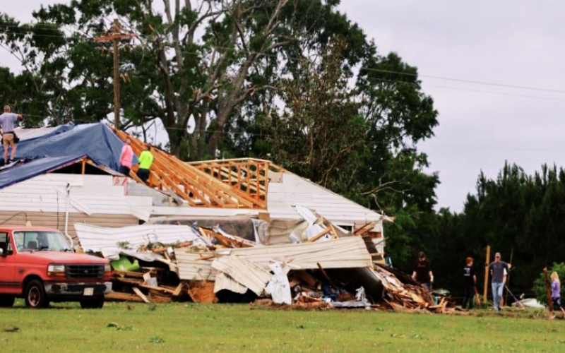 CRISTIANOS ADORAN A DIOS TRAS UN TORNADO QUE DESTRUYÓ TEMPLO