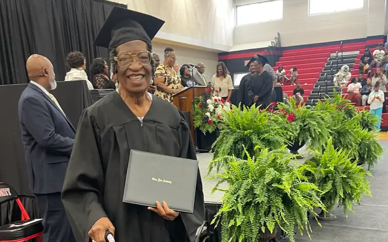 EE.UU CRISTIANA TERMINA LA SECUNDARIA A LOS 85 AÑOS