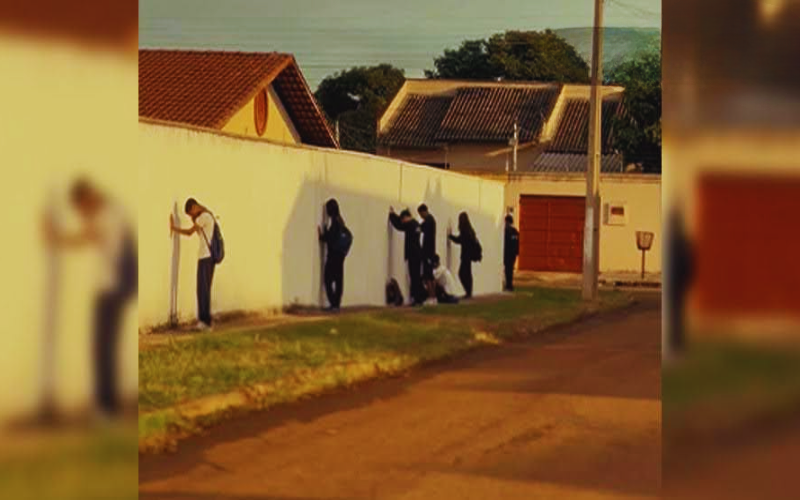 ESTUDIANTES RODEAN Y CUBREN LOS MUROS DEL COLEGIO EN ORACIÓN