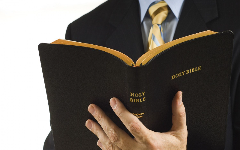 El Pastor debe cuidar y guiar al rebaño de Dios con amor y humildad.
