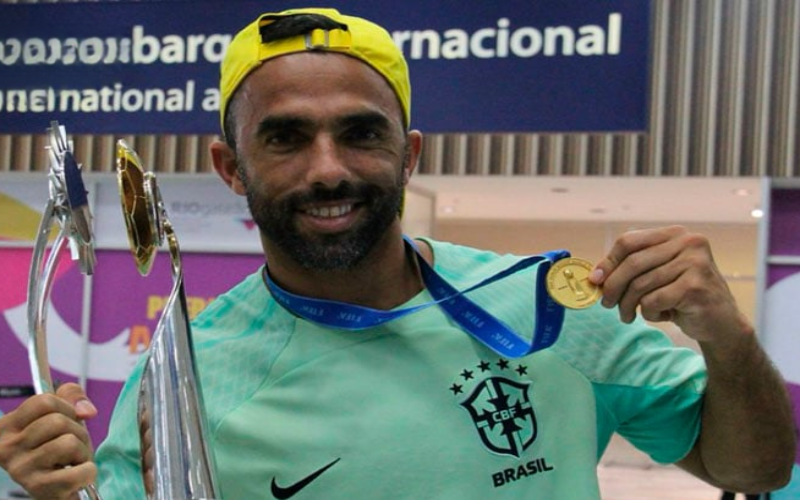 Futbolista a solicitado apoyo para poder vender su medalla de oro.