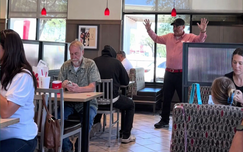 GERENTE SE VOLVIÓ VIRAL AL SER VISTO ORANDO POR SUS CLIENTES