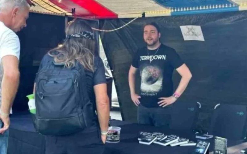 JÓVENES CRISTIANOS ASISTEN A FESTIVAL METAL PARA REGALAR BIBLIAS