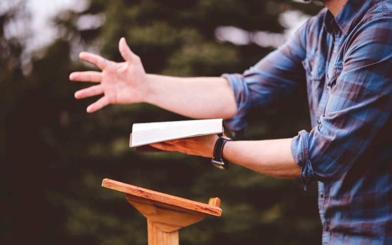 La Iglesia tiene como misión principal predicar la verdad del Evangelio de Cristo.