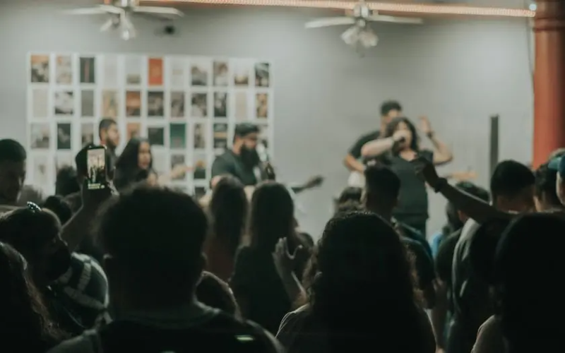MUSULMANES INVADEN CULTO CRISTIANO Y OBLIGAN A DEJAR DE ADORAR