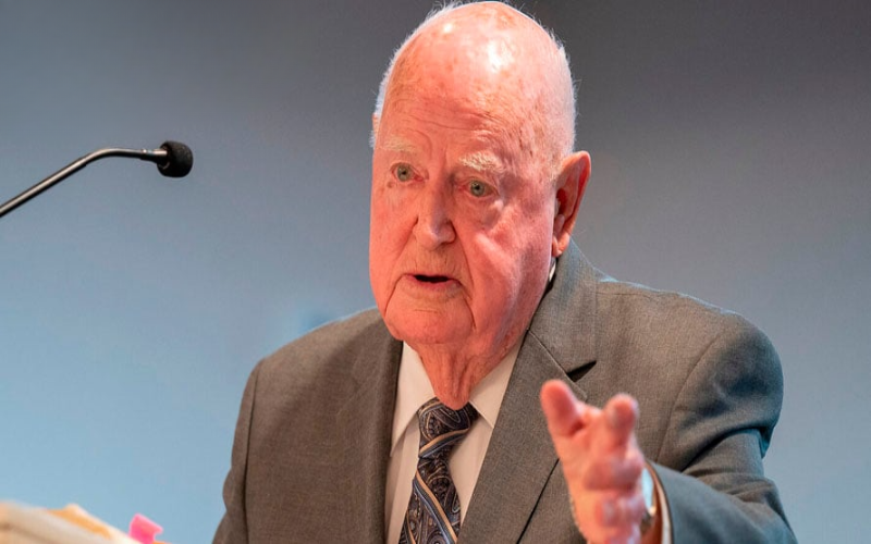 PASTOR CELEBRA SU CUMPLEAÑOS DE 100 AÑOS PREDICANDO DE CRISTO